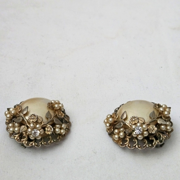 Vintage Estate Baroque Faux Pearl Gold Tone Leaves Rhinestones Plug Earrings - Picture 5 of 10